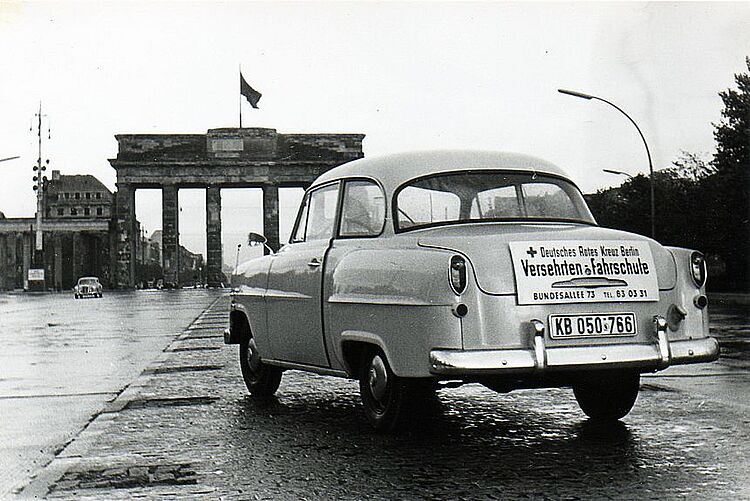 Einer der umgebauten Wagen vor dem Brandenburger Tor 