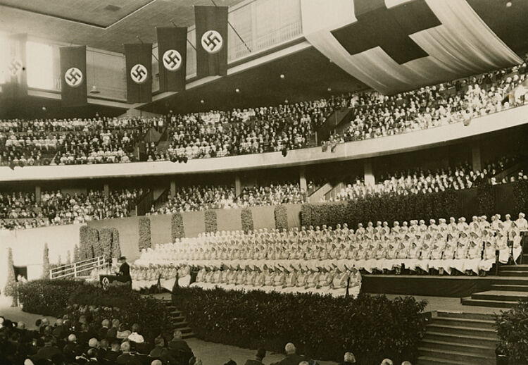 Feierliche Vereidigung von DRK-Angehörigen in der Berliner Deutschlandhalle, 1940 (DRK) Feierliche Vereidigung von DRK-Angehörigen in der Berliner Deutschlandhalle, 1940 (DRK)