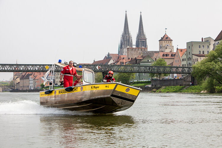 Motorboot der heutigen DRK-Wasserwacht Regensburg bei der Fahrt auf der Donau (Jörg F. Müller / DRK) Motorboot der heutigen DRK-Wasserwacht Regensburg bei der Fahrt auf der Donau (Jörg F. Müller / DRK)